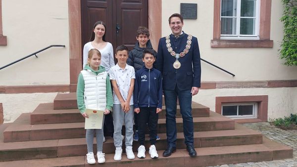Erfolgreiche Tennis-Kids vom Bürgermeister geehrt
